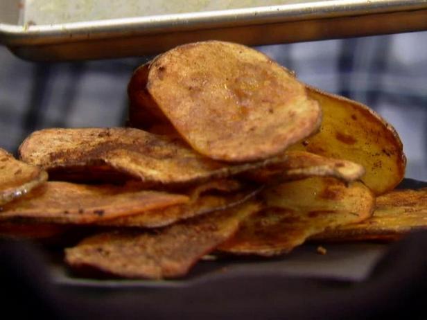Wie man knusprige Knoblauchkartoffelstreifen zubereitet