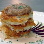 Knusprige Kartoffelpuffer mit Apfelmus und Ziegenkäse