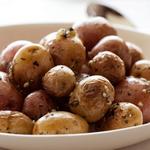 Gebackene neue Kartoffeln mit Kräutern