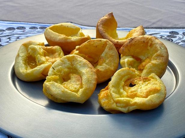 Wie man Yorkshire Pudding in Muffinformen zubereitet