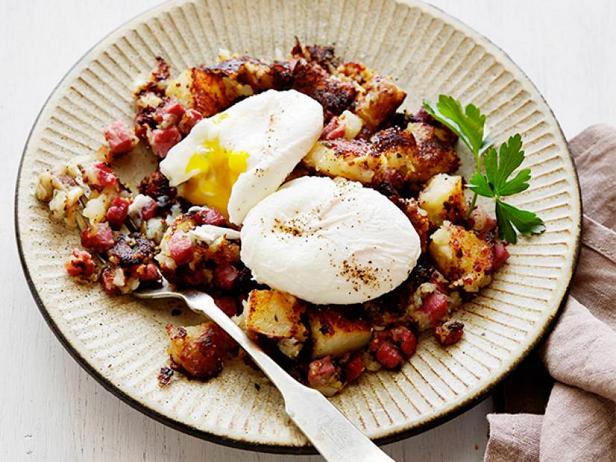 Wie man Corned Beef Hash mit pochiertem Ei zubereitet