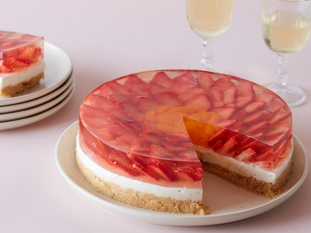 Käsekuchen mit Erdbeerblüte in Weingelee