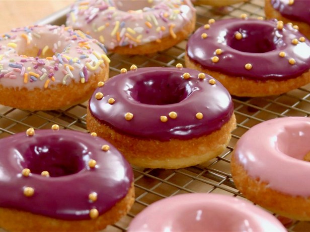 Ofengebackene Donuts mit Glasur aus Blutorange, Rhabarber und Blaubeeren