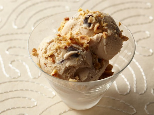 Eis mit Haselnüssen und Muskatnuss