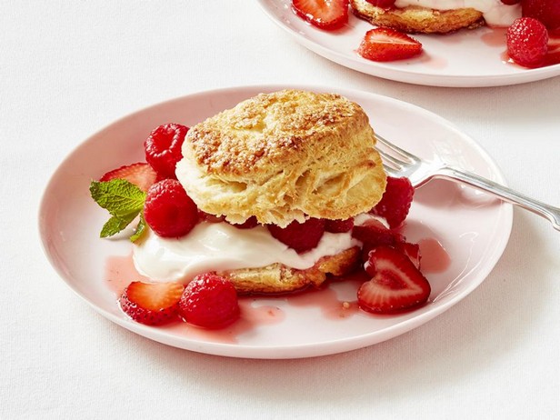 Mürbeteigkuchen mit Beeren und Honigjoghurt