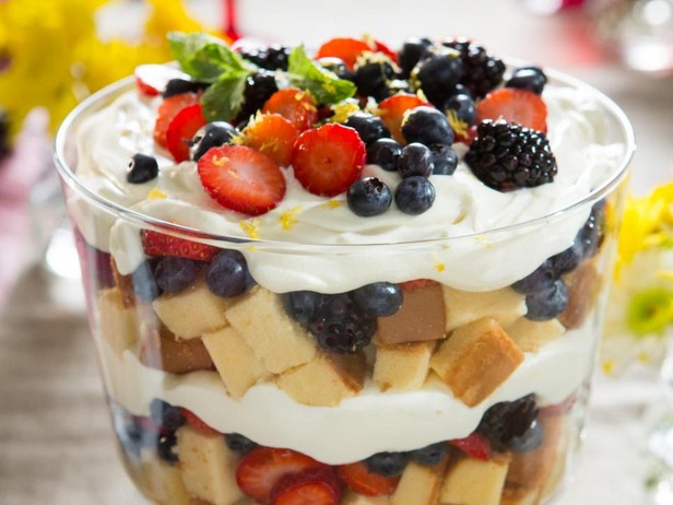 Trifle mit drei Beerensorten