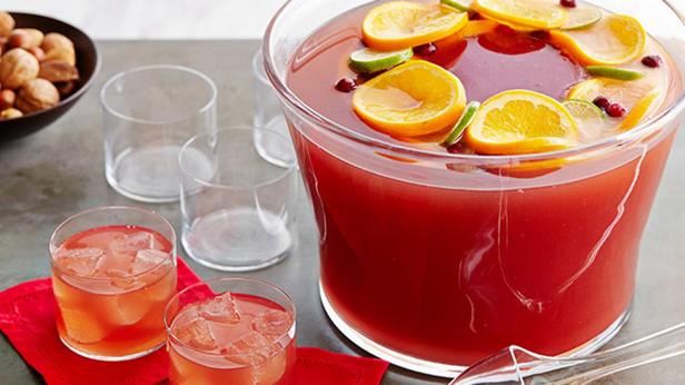 So bereiten Sie Cosmopolitan Fizz Punch zu