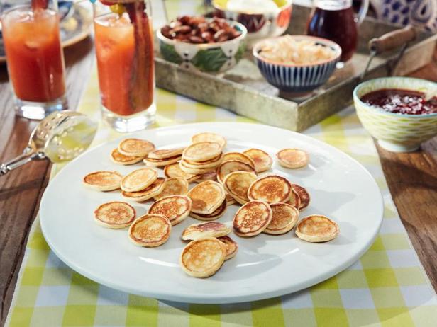 Wie man Joghurtpfannkuchen mit Toppings zubereitet