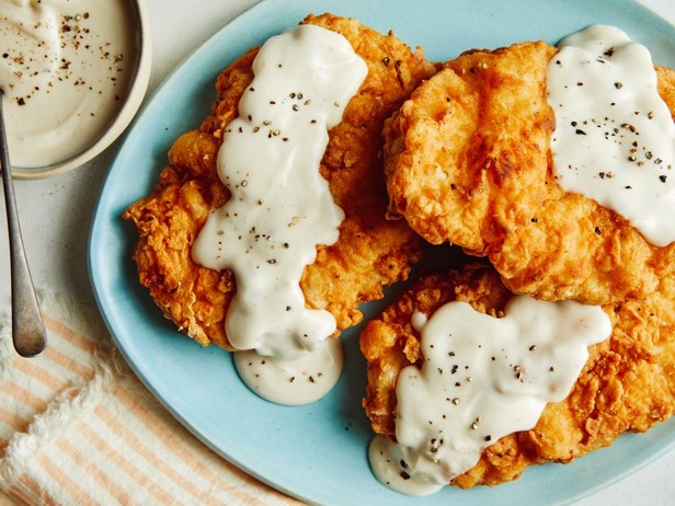 Paniertes, frittiertes Hähnchen mit weißer Soße