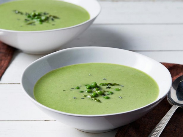 Spargel-, Zucchini- und Erbsensuppe