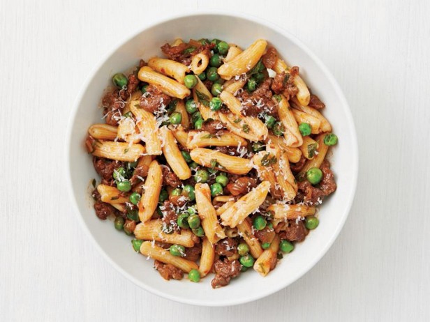 Cavatelli-Nudeln mit Wurst und Erbsen