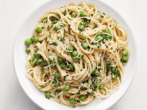 Cacho e Pepe Pasta mit Erbsen