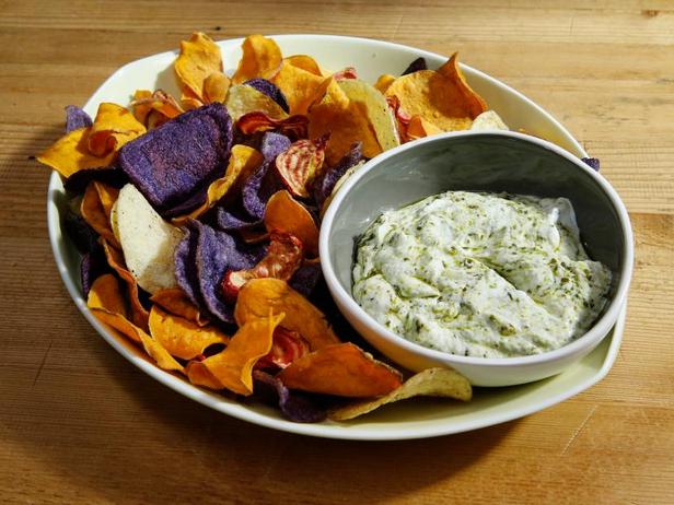 So macht man Joghurt-Pesto-Dip
