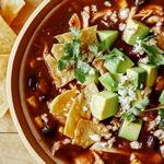 Hühnersuppe mit Tortillas aus dem Schongarer