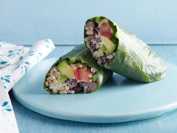 So bereiten Sie einen mit Grünkohl umwickelten Bohnen-Burrito zu