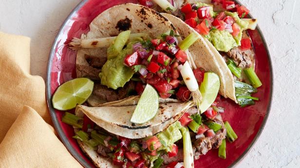 Wie man Carne Asada Tacos zubereitet