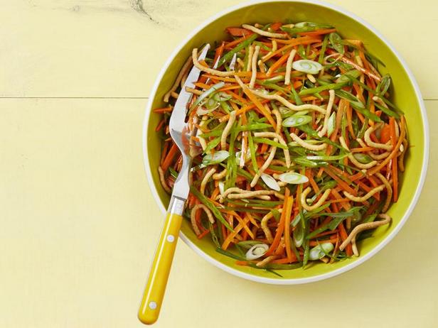Wie man Karottensalat mit Zuckerschoten zubereitet