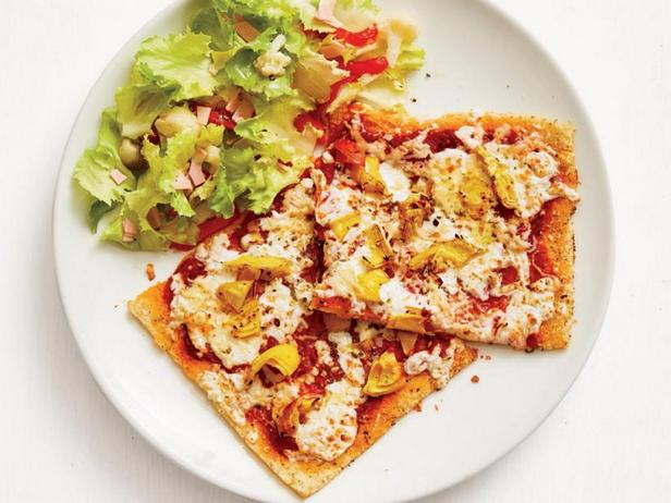 So bereiten Sie eine Artischockenpizza auf Blumenkohlboden zu.