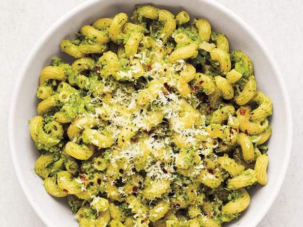 Wie man Cavatappi in Brokkolisauce macht