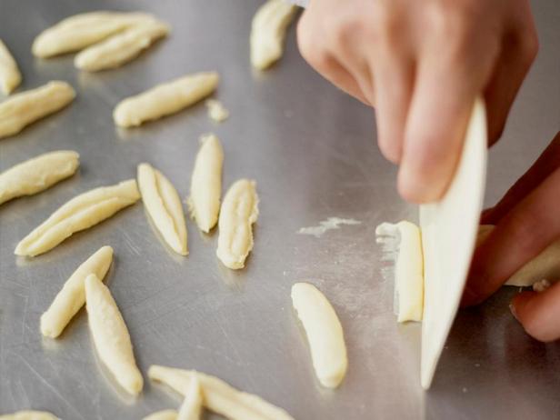 Cavatelli-pastaa lasitettujen kasvisten kera
