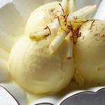 Chardonnay-Eiscreme mit geräuchertem Meersalz