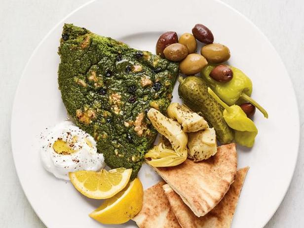 Zubereitung von Kuku Sabzi: Iranisches Omelett