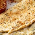 Käseomelett mit gebackenen Tomaten und Zwiebeln
