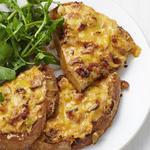 Geröstete Brote mit Speck und Lauch unter Käsesauce