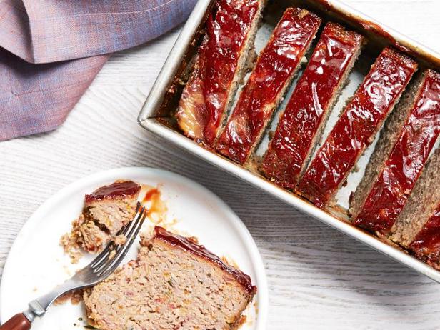 Wie man Hackbraten mit Käse und Speck zubereitet