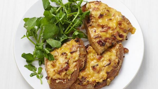 So bereiten Sie - Speck-Lauch-Toasts mit Käsesauce zu
