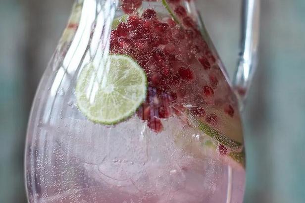 Zubereitung - Erfrischendes Granatapfelgetränk mit Limette und Chiasamen