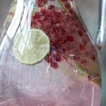 Erfrischendes Granatapfelgetränk mit Limette und Chiasamen