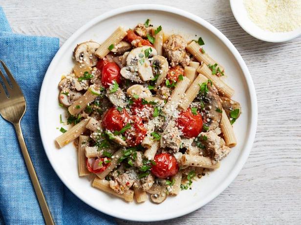 So bereiten Sie gesunde Rigatoni-Nudeln mit Truthahnragout zu