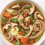 Soba-Nudelsuppe mit Hühnchen