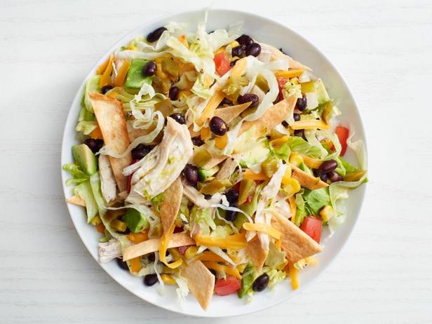 Wie man Hähnchen-Mais-Taco-Salat zubereitet