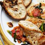 Hähnchen mit geröstetem Tomaten- und Frühlingszwiebel-Relish