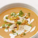 Cremige Hühnersuppe mit Poblano-Paprika und Maistortillas