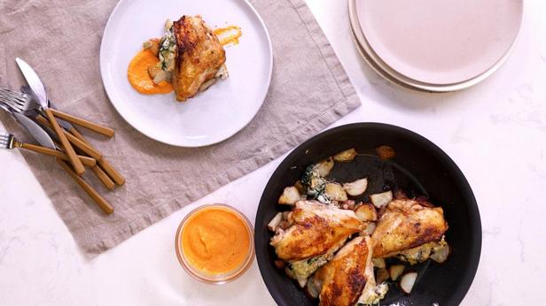 วิธีทำ - อกไก่ยัดไส้ผักโขมและอาร์ติโชคในซอสพริกย่าง