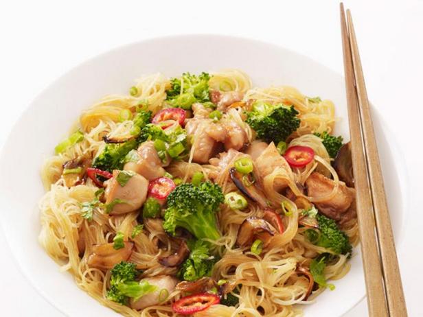 Come cucinare - Spaghetti di riso con verdure saltate e pollo