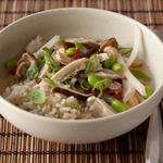 طبق من الأرز والدجاج والبصل الأخضر