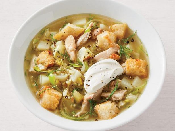 Wie man Hühnersuppe mit Essiggurken zubereitet