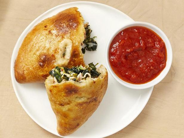 Wie man eine Hähnchen-Spinat-Calzone zubereitet