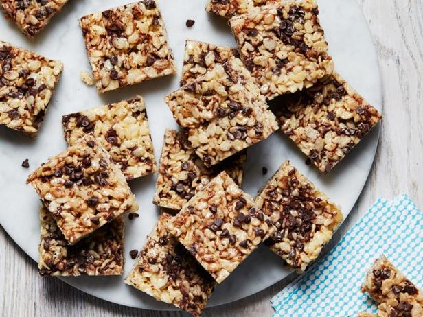 Come preparare le barrette di cereali con gocce di cioccolato e marshmallow