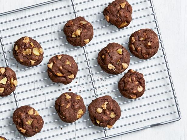 Come preparare i biscotti con gocce di cioccolato, burro di arachidi e banana.