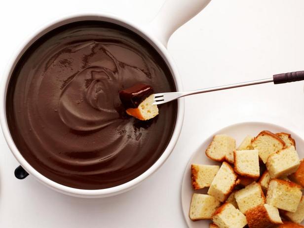 So bereiten Sie eine warme Schokoladenfondue-Sauce zu