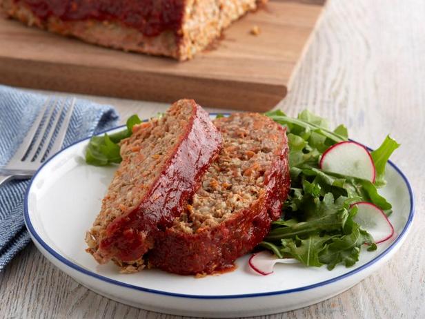 Wie man Hackbraten mit Gerste und Karotten zubereitet
