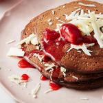 Schokoladenpfannkuchen mit Karamell-Erdbeersauce