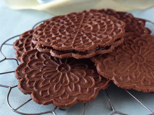 Wie man Schokoladen-Minz-Pizzelle zubereitet