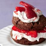 Schokoladenkuchen mit Erdbeeren