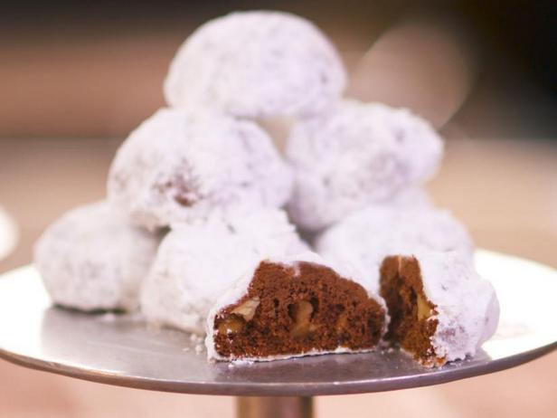 So backt man Schokoladen-Walnuss-Schneeball-Kekse